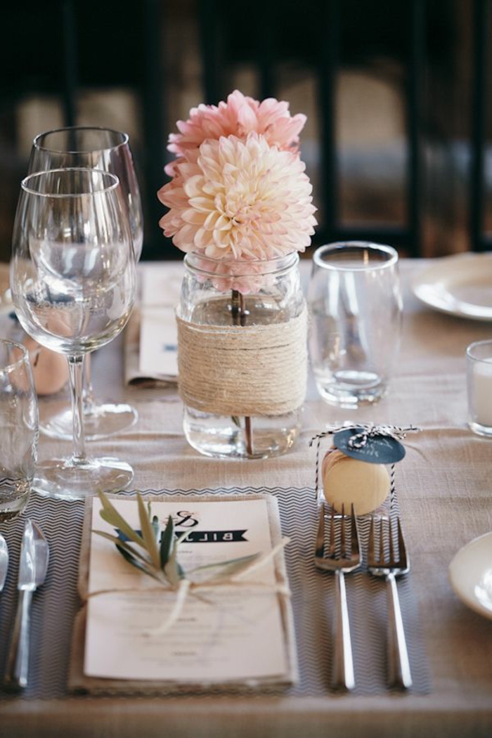 simples trucos para decorar una mesa, florero DIY con hilo y bonitas flores, decoración mesa original 