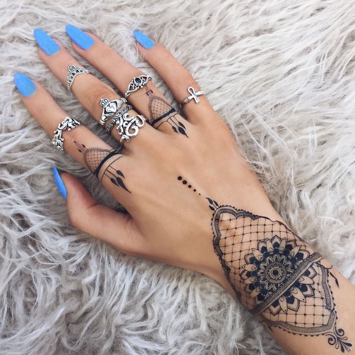 preciosas propuestas de tatuajes con henna negra, diseños de tatuajes en los dedos para mujer 