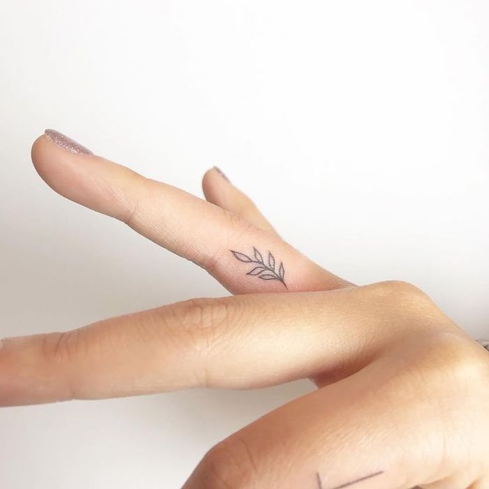 tatuajes en los nidillos y los dedos, adorable diseño de tatuaje en estilo minimalista, tatuajes dedos mujer 