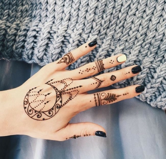 tatuajes en los nidillos y los dedos con henna, dise;os inspiradores para mujeres, tatuajes bonitos fotos 