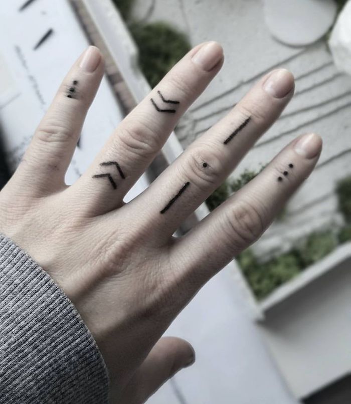 tatuajes en los dedos hombres, tatuajes geométricos minimalistas, diseños de tatuajes para los dedos 