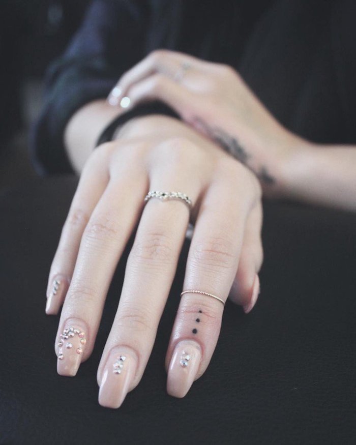 adorables diseños de tatuajes en los dedos mujer en estilo minimalista, tres puntos tatuados en el dedo índice 