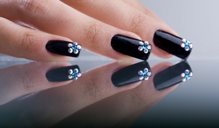 diseños de uñas decoradas con piedras, uñas largas pintadas en negro con cristales coloridos 