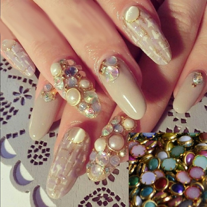 largas uñas de forma almendrada con cristales decorativos, uñas de gel 2017, foto de uñas 