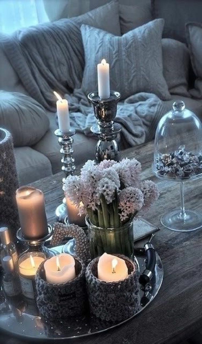 ideas para decorar la mesa, salón decorado en gris con candelabros, velas y flores, decoración vintage 