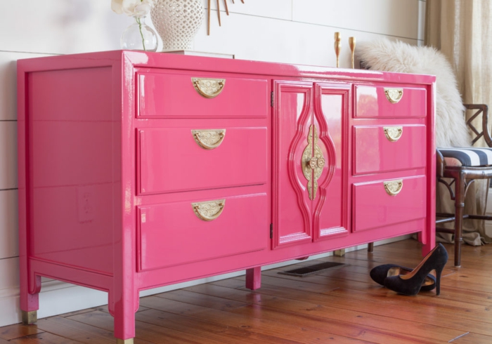ideas únicas sobre como pintar un mueble de madera de otro color, bonito armario color rosado, ideas para pintar muebles