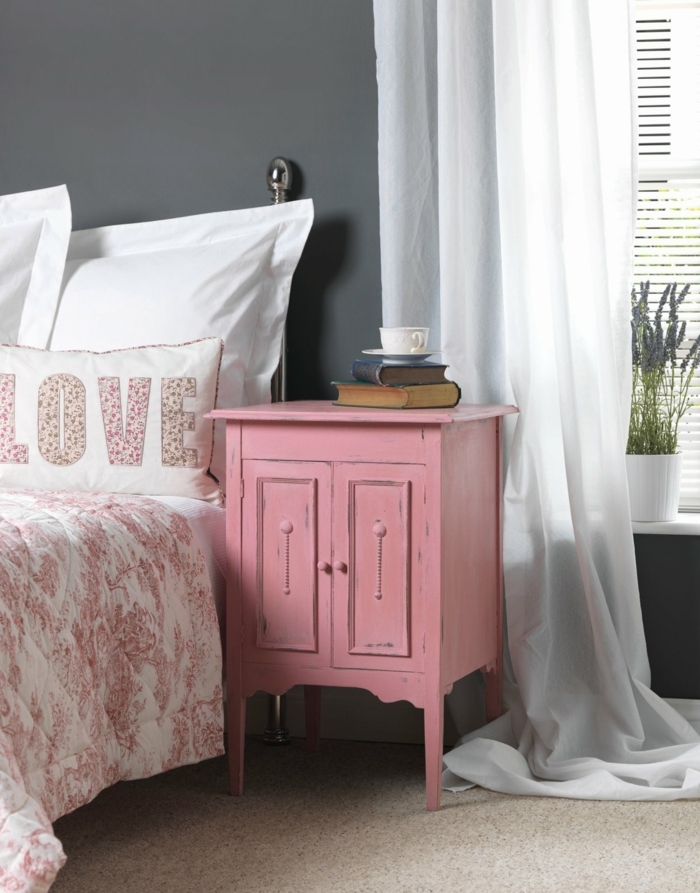 como decorar el dormitorio pintar muebles antiguo paso a paso, mesita de noche pintada en rosado, muebles antiguos pintados
