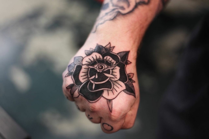 los mejores diseños de tatuajes en la mano, grande rosa negra en estilo old school, tattoo hombre 