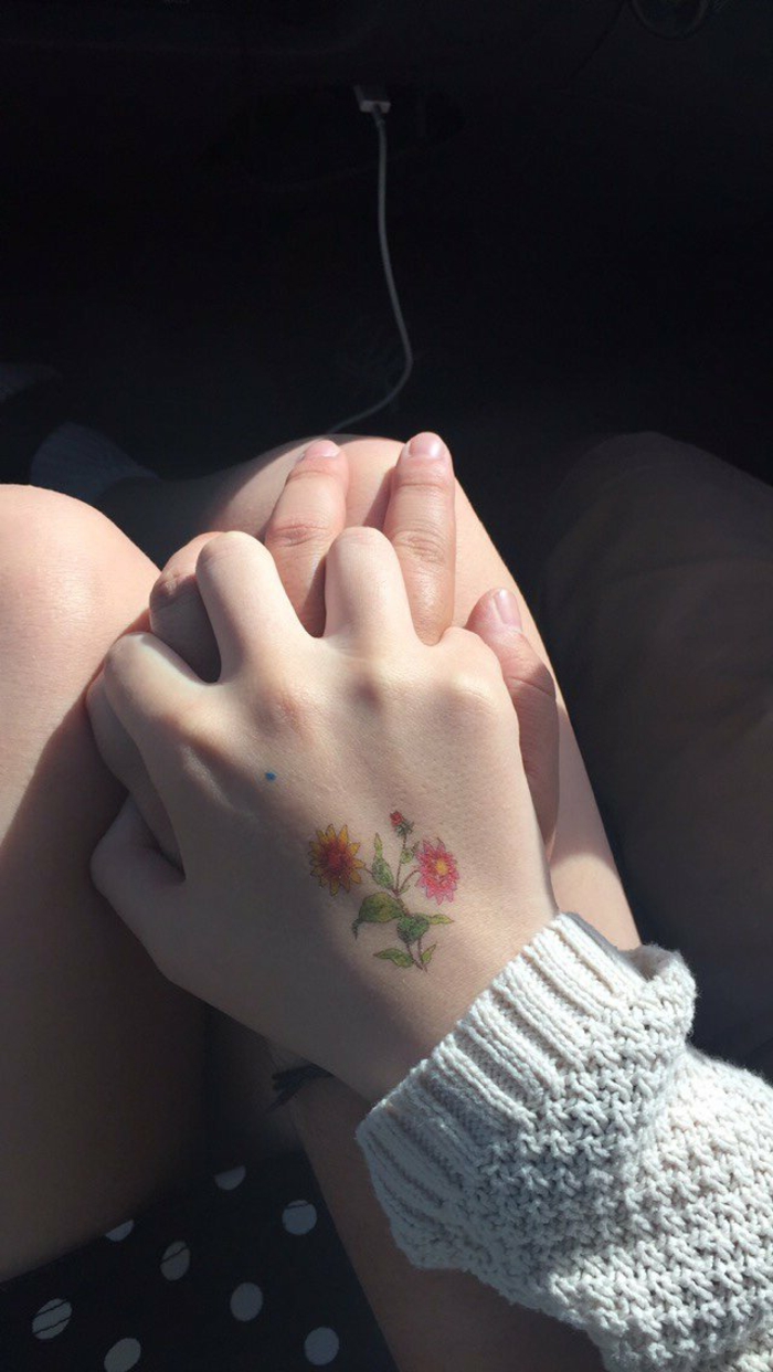 preciosos diseños de tatuaje mano, tatuaje floral en la mano, adorables propuestas de tatuajes 