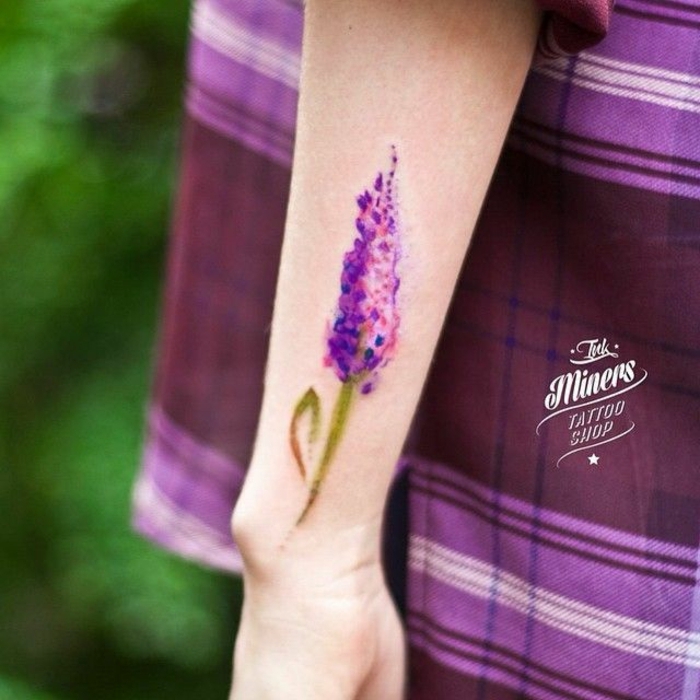 inspiradores diseños de tatuajes con flores, diseños de tattoos en colores llamativos, las mejores ideas de tatuajes acuarela
