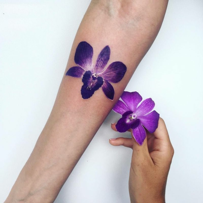 tatuajes de flores en colores, adorable tatuaje color lila en el antebrazo, diseños de tattoos 