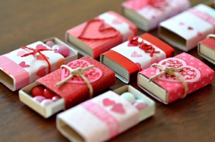 bonitas ideas de regalos originales pareja, pequeñas cajas con caramelos, ideas de regalos DIY con materiales reciclados 