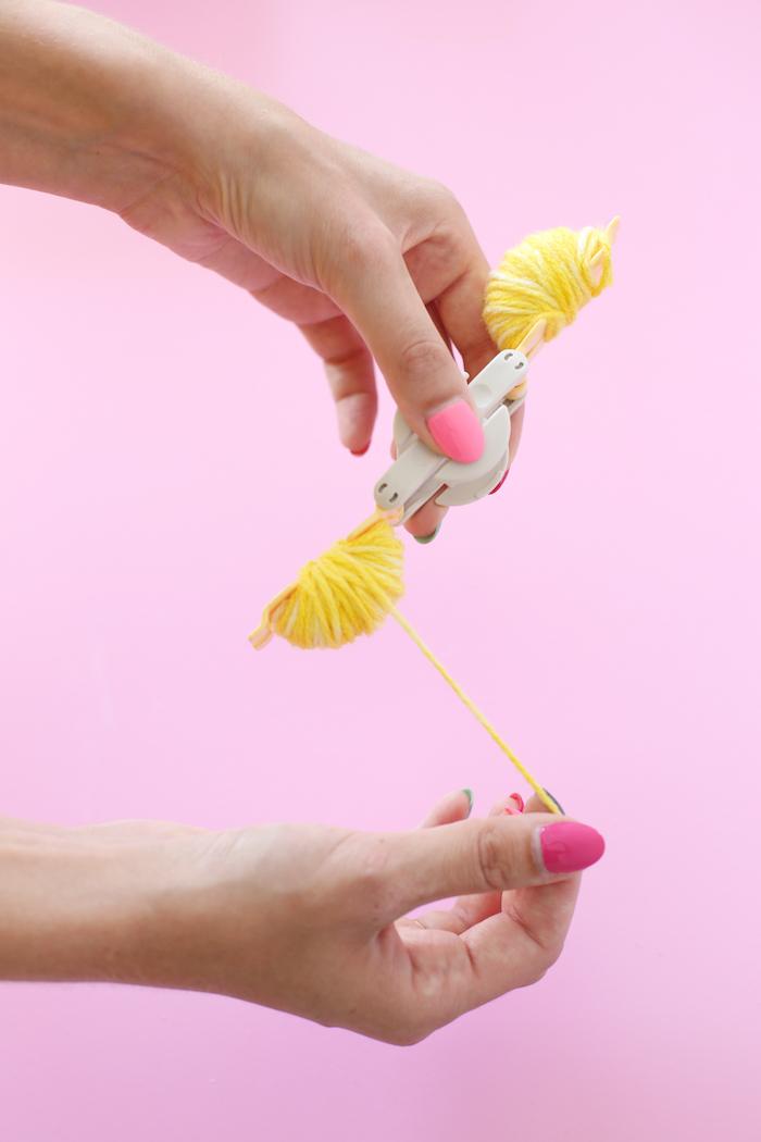 cómo hacer pompones con una pomponera paso a paso, pompones coloridos hechos a mano 