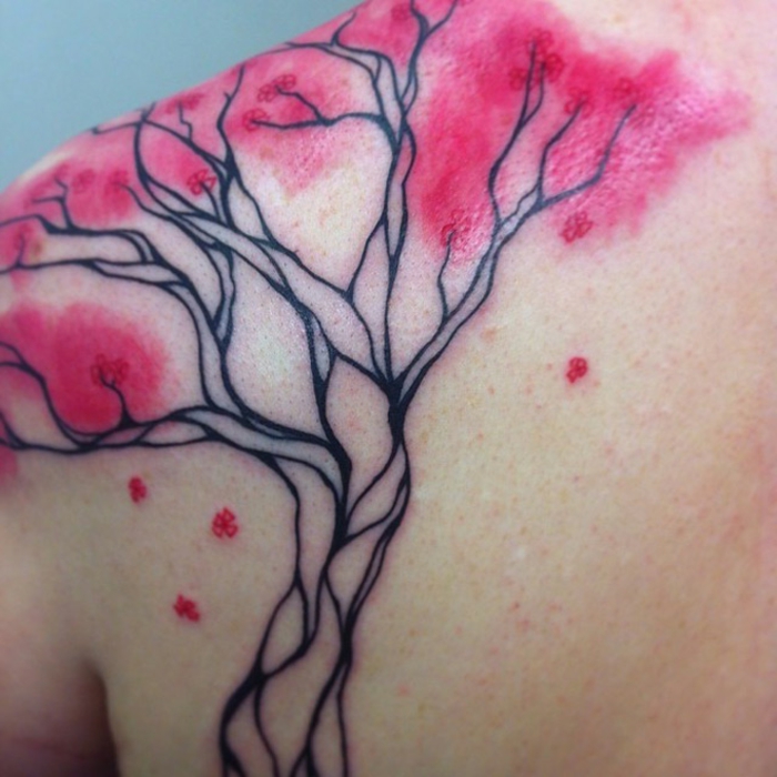 diseños de tatuajes japoneses, tatuaje árbol mujer con manchas de color en rosado, tatuaje árbol en la espalda 