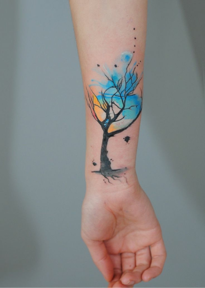 diseños únicos de tatuajes, tatuaje antebrazo árbol en colores llamativos, tatuajes de flores