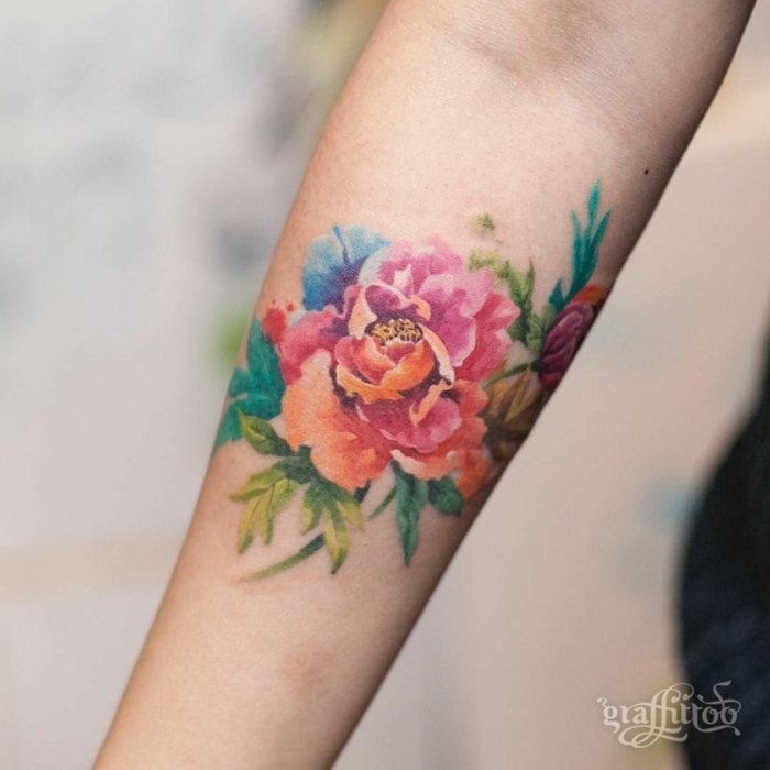 diseños de tatuajes de flores para hombres y mujeres, tatuaje antebrazo en colores llamativos 