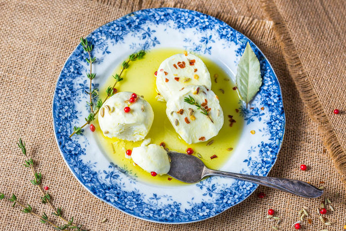 bolas de queso con aceite de olivas, romero y especias, fotos con ejemplos de recetas vegetarianas para navidad