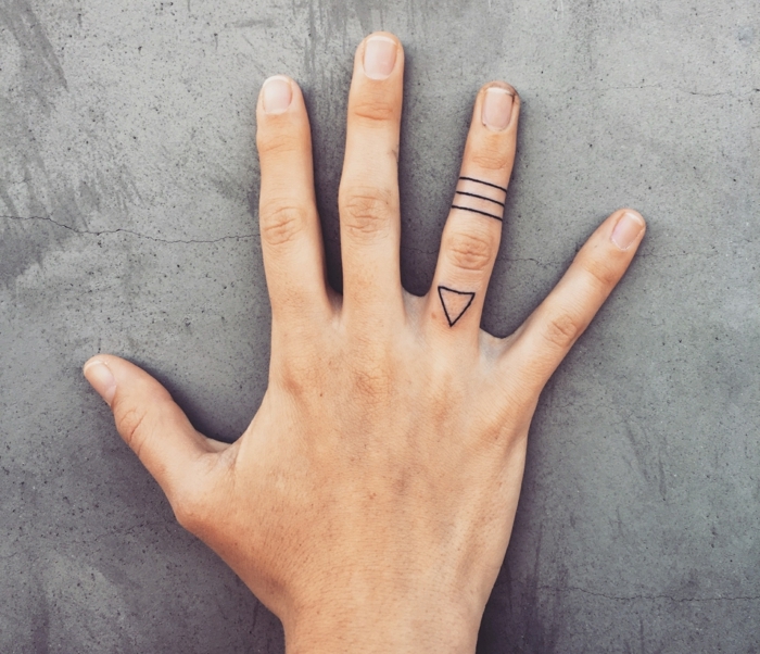tatuajes minimalistas únicos, diseños de tatuajes en los dedos, pequeños tatuajes diseños geométrico 