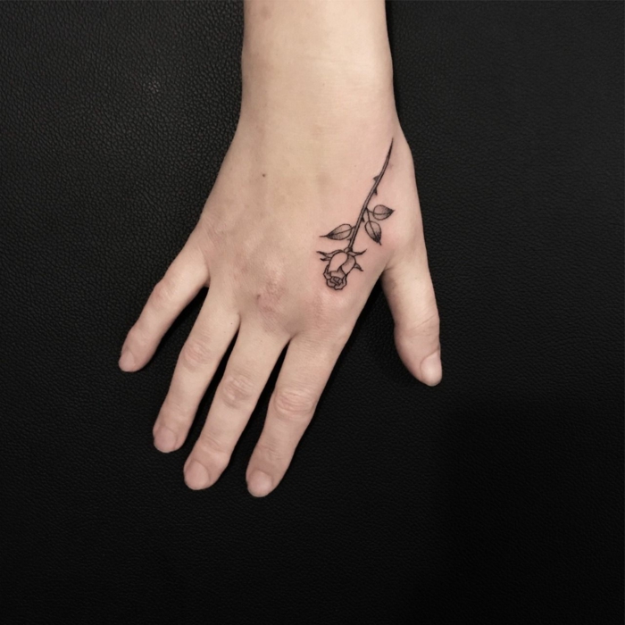 los mejores diseños de tatuajes minimalistas, pequeña rosa tatuada en la mano, tattoos de flores 