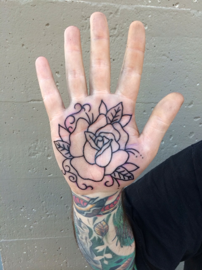 tatuaje palmera hombre con bonito diseño de flor, tatuajes de rosas originales y super bonitos 
