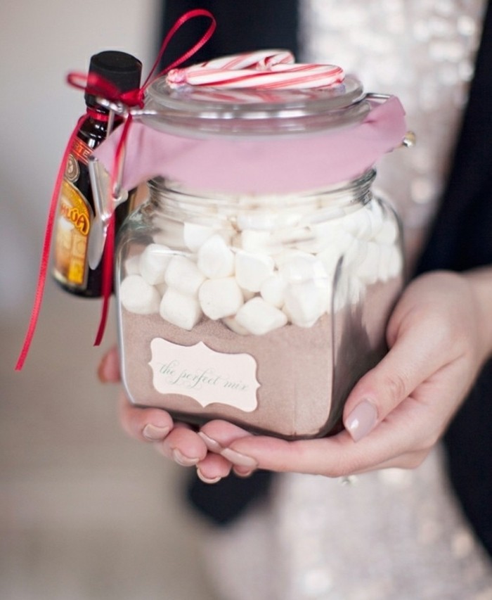 frasco decorado lleno de caramelos y cocoa, regalos originales pareja y románticos, ideas en fotos 