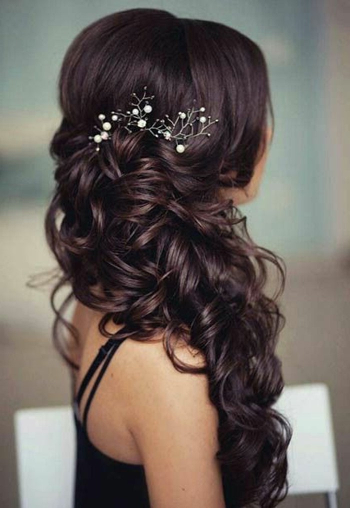 bonito recogido con pelo rizado y precioso adorno, ideas de peinados para pelo largo para bodas 