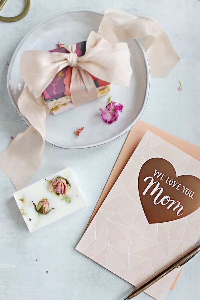 pequeños detalles para regalar para el día de la madre, regalos fáciles de hacer en casa, jabones caseros con pétalos de rosas secas