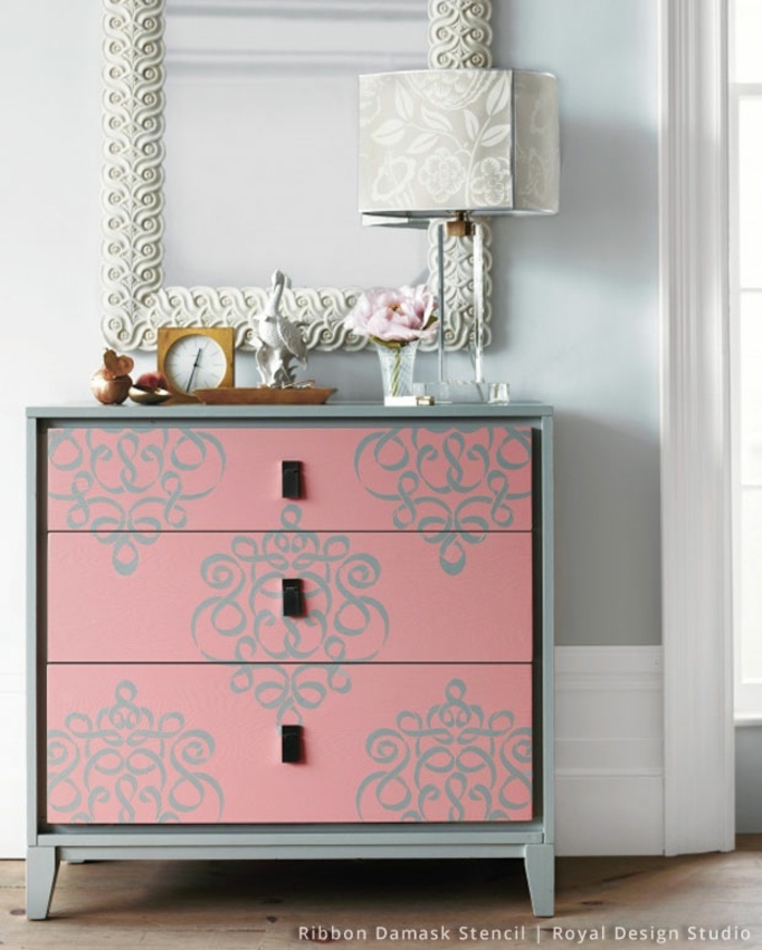 hermosas ideas sobre como restaurar muebles antiguos, cofre color gris y rosado con ornamentos 