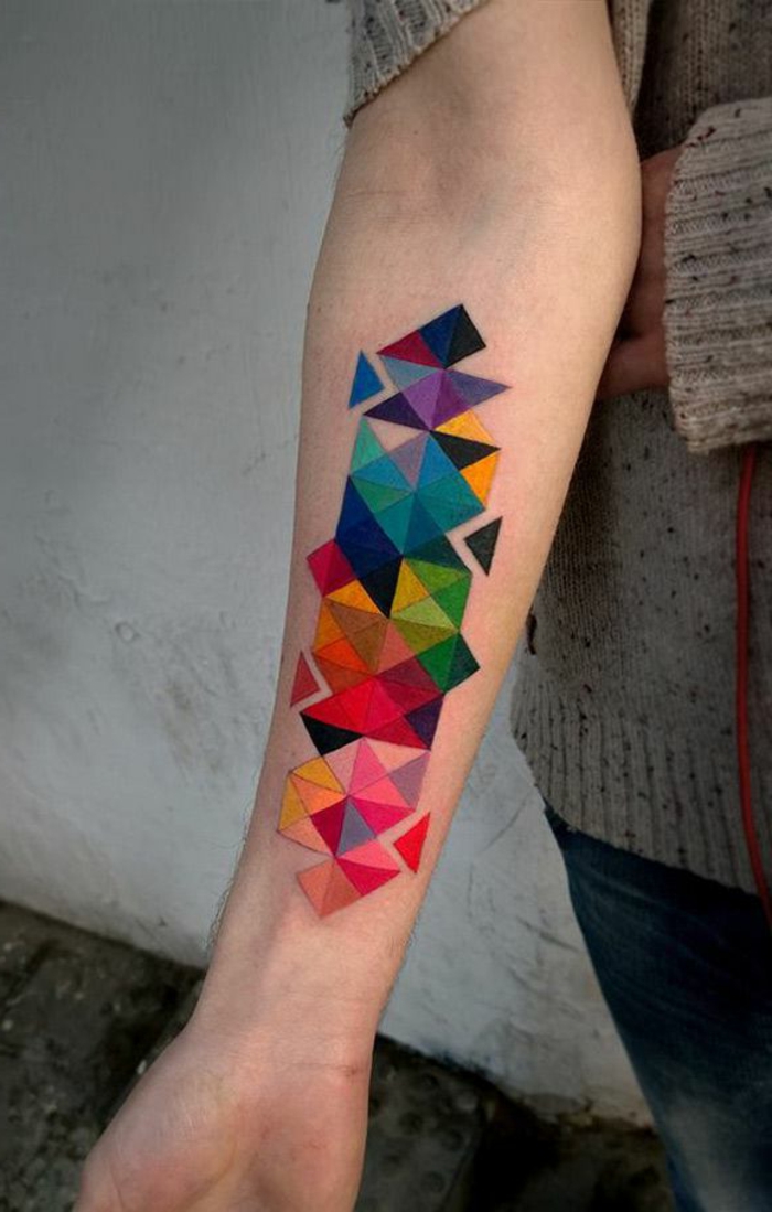 las mejores ideas de tatuajes geometricos coloridos, tatuajes de truangulos bonitos en fotos 