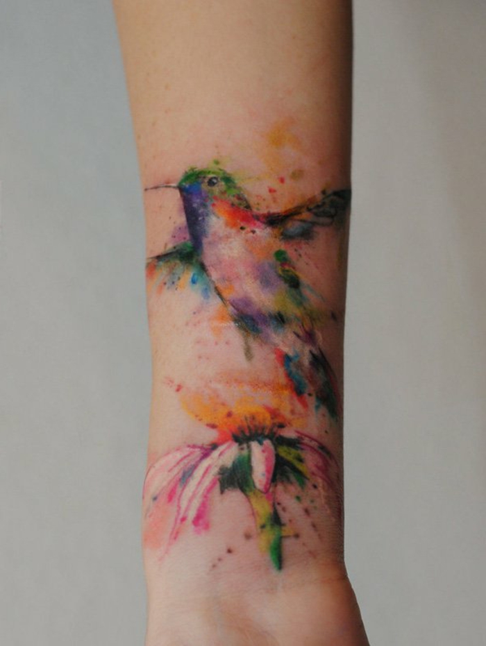 diseños de tatuajes tumblr coloridos, precioso tatuaje antebrazo con ave y flor coloridos 