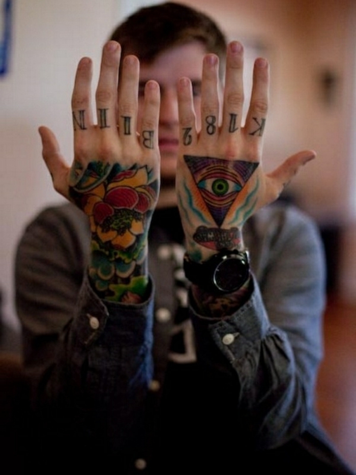 coloridos ejemplos de tatuajes en los dedos y las manos, diseños de tatuajes geométricos 