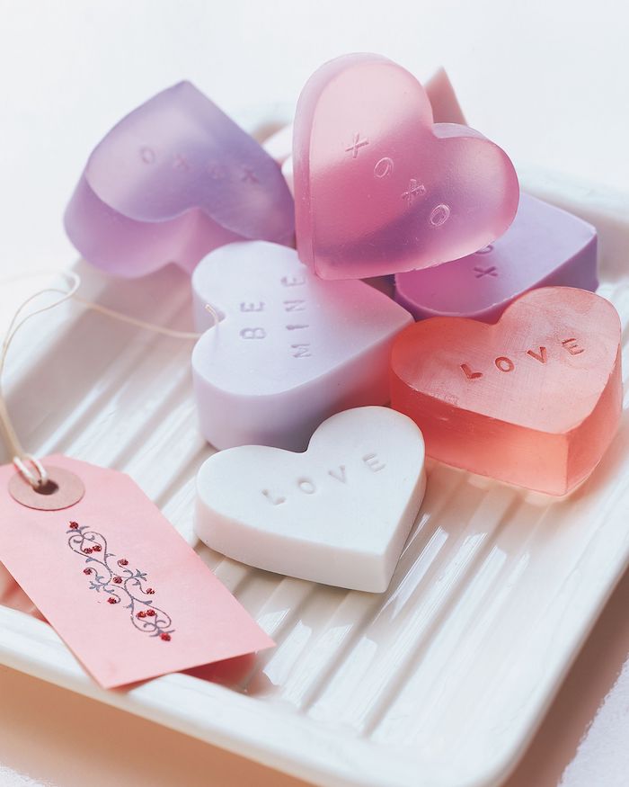 regalos originales para mujeres para hacer en casa, pequeños jabones hechos a mano en forma de corazón