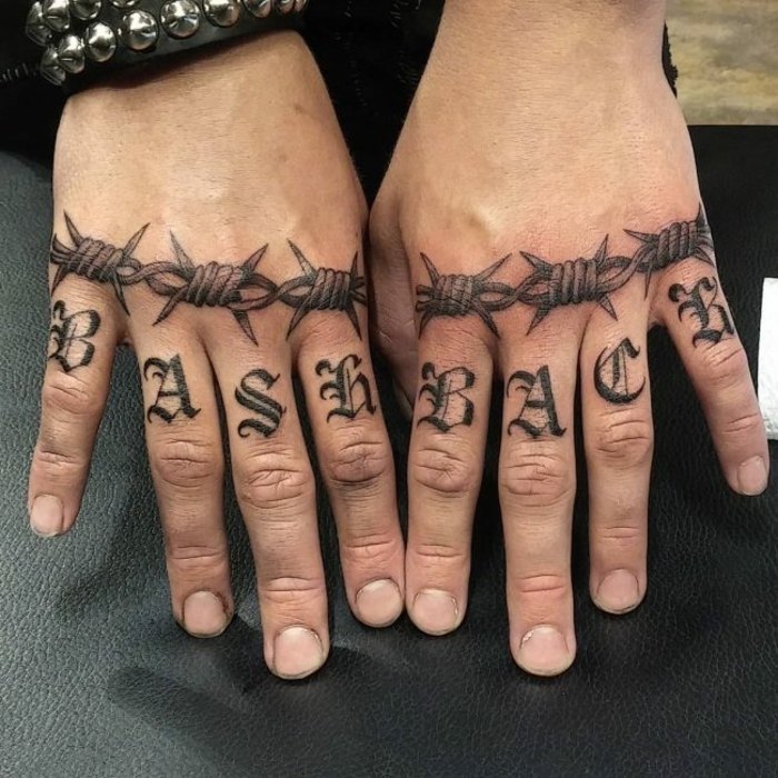 más de 100 inspiradores diseños de tattoos en las manos, tattoos en los nudillos con letras 