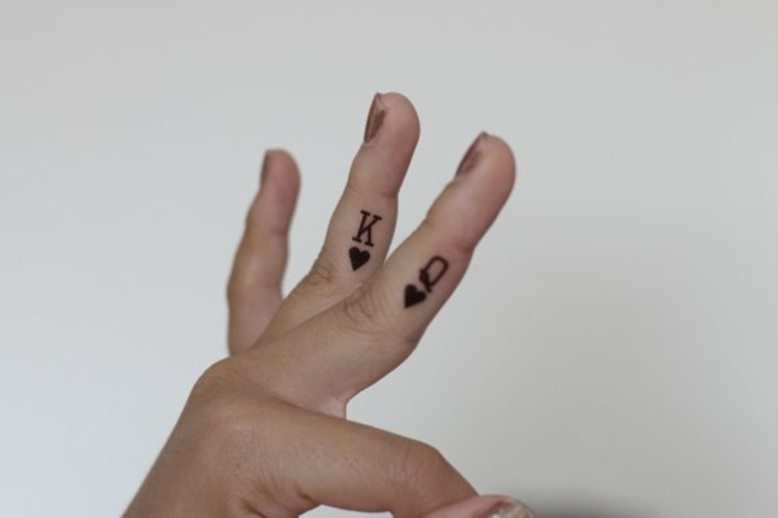 pequeños detalles tatuados en los dedos, tatuajes pequeños mujer super originales en imagines 