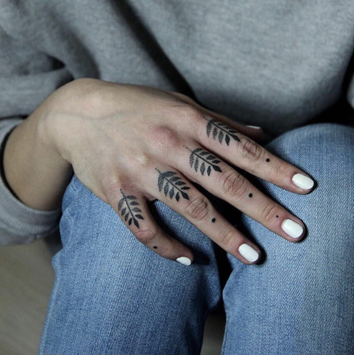 diseños originales de tatuajes en los dedos, tatuajes pequeños mujer con motivos florales 