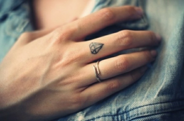 tatuajes pequeños mujer con fuerte significado, diseño de tatuaje con diamante en el dedo corazón