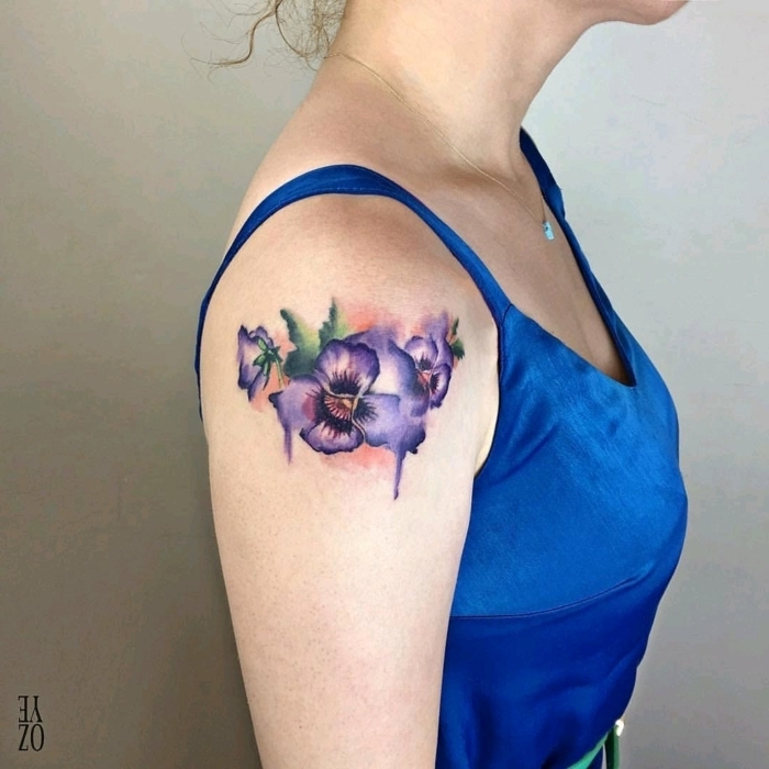 tatuaje brazo mujer, bonitos diseños de tatuajes con flores en colores, estilos de tatuajes originales 