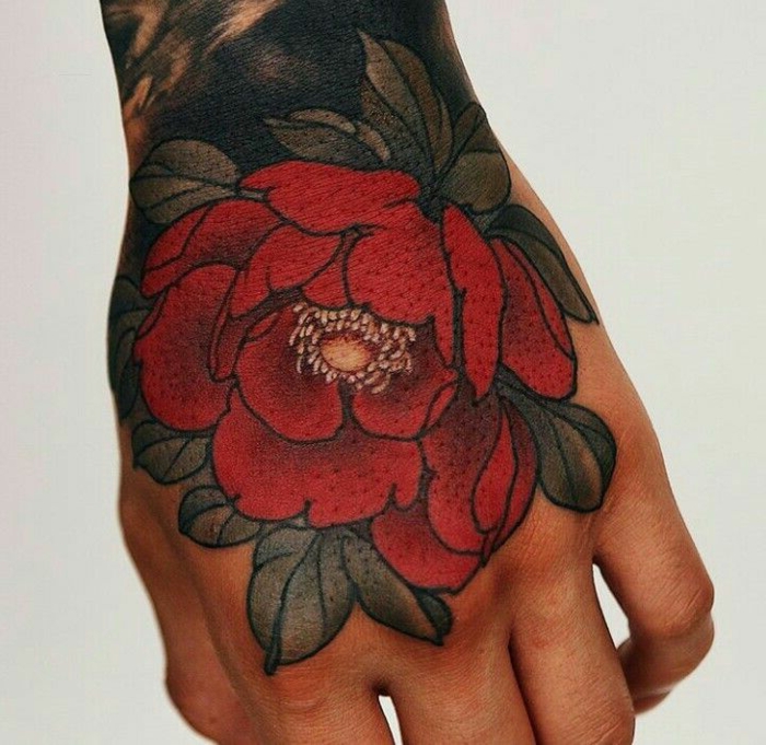 las mejores propeustas de tattoos en la manos, tatuajes tumblr hombre, rosa old school tatuada en la mano 