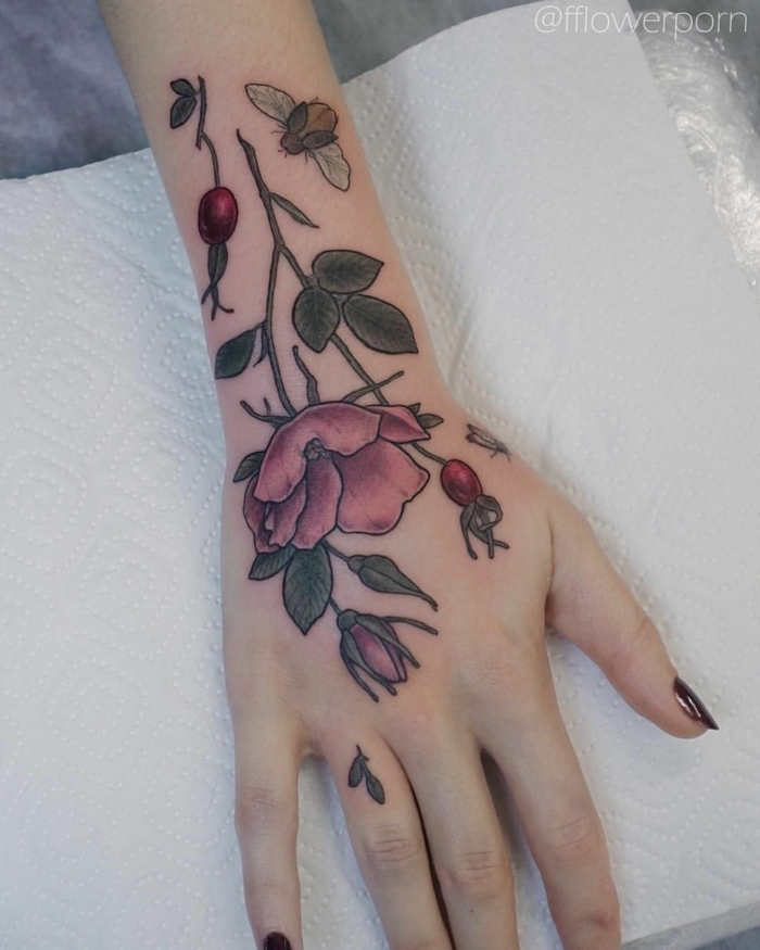 precioso diseño de tatuaje en el antebrazo y la mano, tatuajes bonitos con motivos florales 