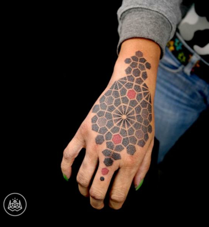 tatuajes bonitos y originales en la mano, diseños geométricos super originales, tattoo mano mujer