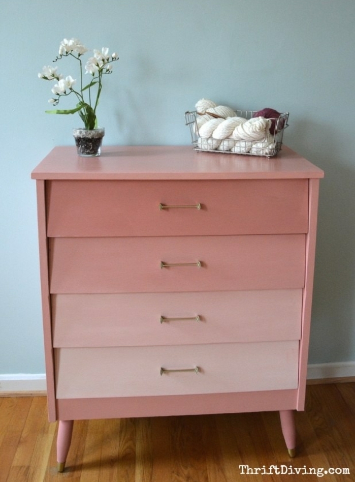 hermoso cofre pintado en rosado con efecto ombre, pintar muebles de madera sin lijar 
