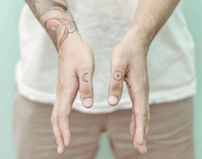 diseños de tatuajes pequeños hombre en la mano, pequeños detalles tatuados en las manos 