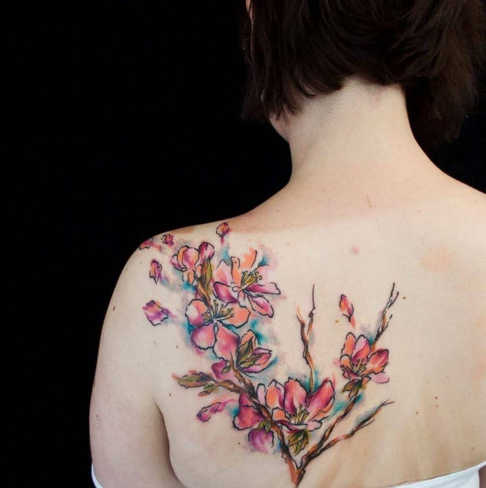 tatuajes en la espalda coloridos, tatuajes de flores en color naranja y rosado, tatuajes tumblr