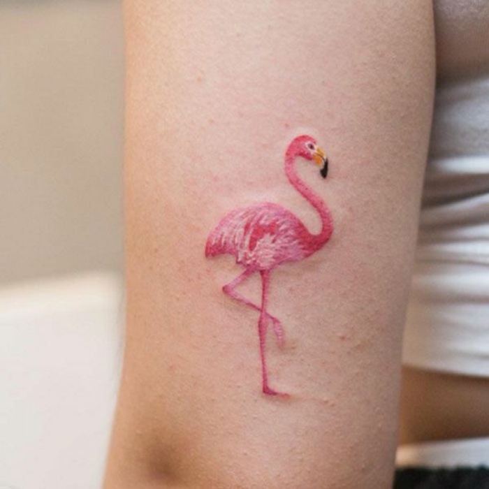 diseños de tatuajes en colores, flamenco en rosado tatuado en el brazo, diseños de tattoos en colores 