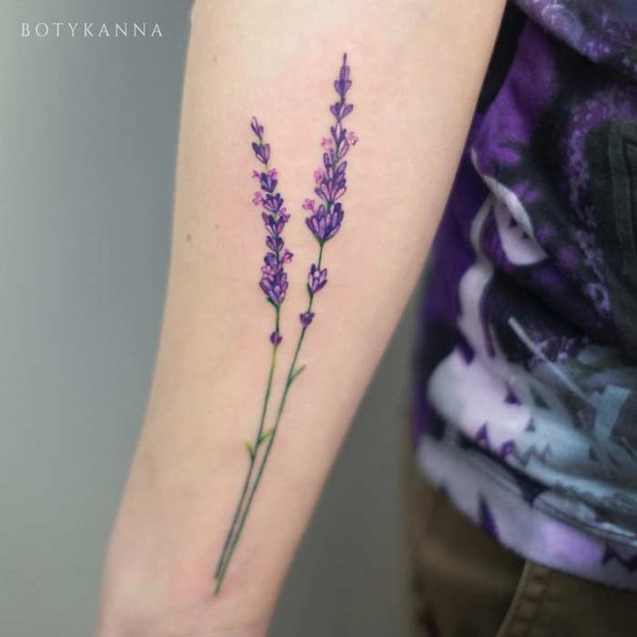 tattoo acuarela con motivos florales, tatuajes de flores en acuarela, diseños de tatuajes en el antebrazo 