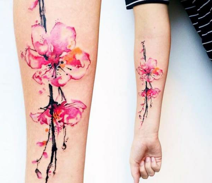 tatuaje antebrazo original, tatuajes tumblr bonitos con flores, tatuajes con motivos florales 