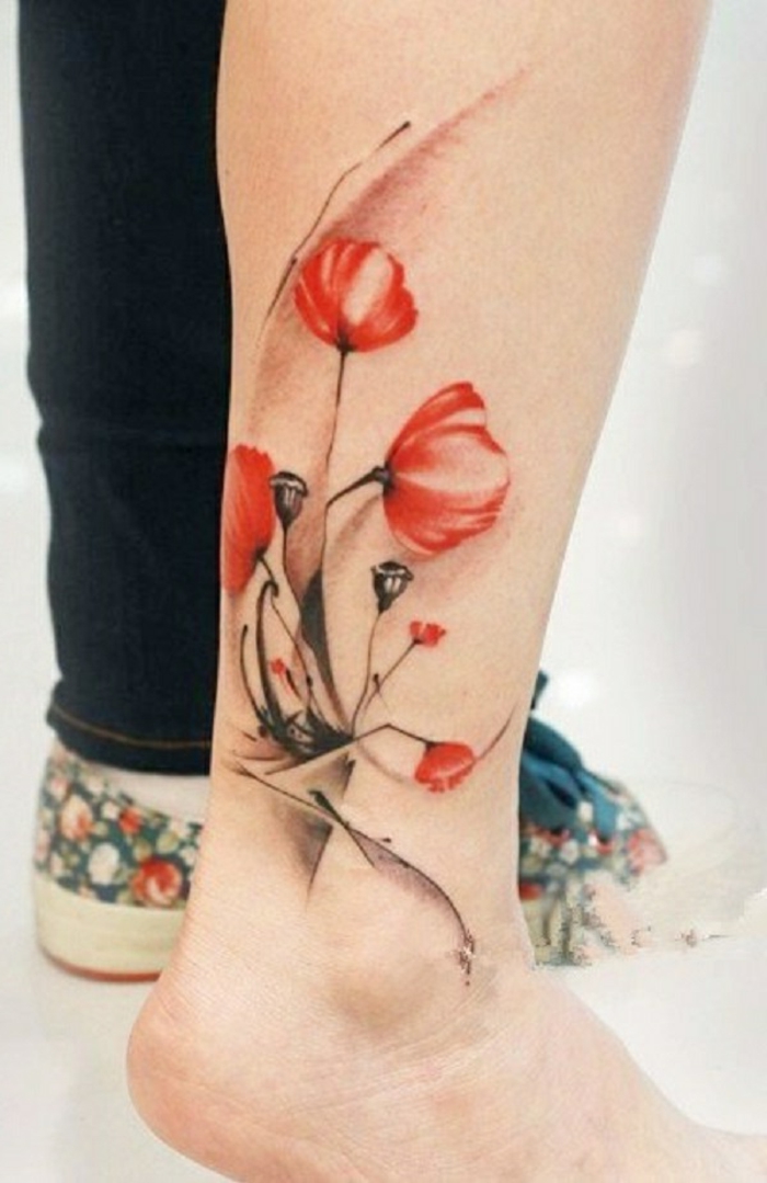 preciosos diseños de tatuajes japoneses, tattoo acuarela en la pierna, tatuajes con flores color rojo 