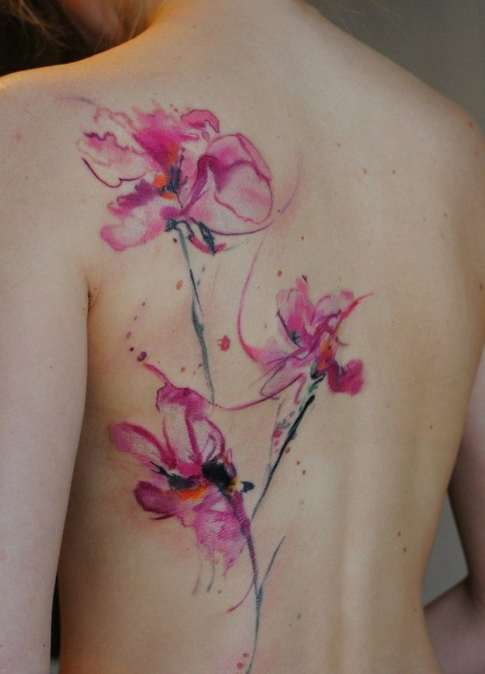 maravillosas ideas de tatuajes japoneses en la espalda, tattoo acuarela con motivos florales bonitos 