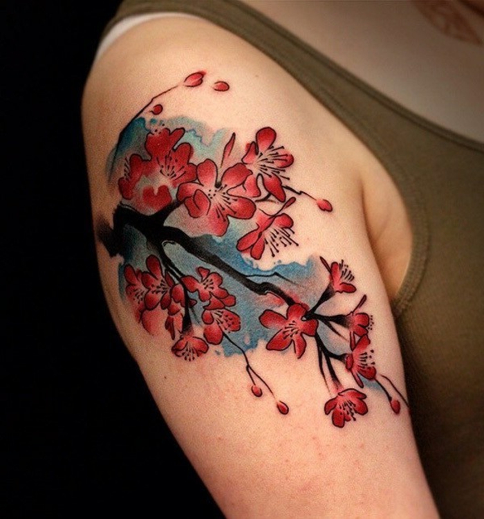 tatuajes japoneses en estilo acuarela, diseños de tatuajes de flores únicos, tatuaje en el hombro mujer 