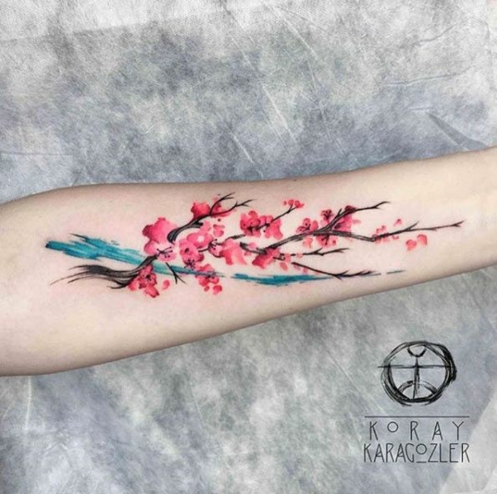 tatuaje antebrazo con motivos florales, preciosos diseños de tatuajes japoneses, tattoo flor de cereza 